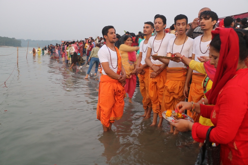 आज सूर्यको पूजा आराधना गरी छठ पर्व मनाइदै